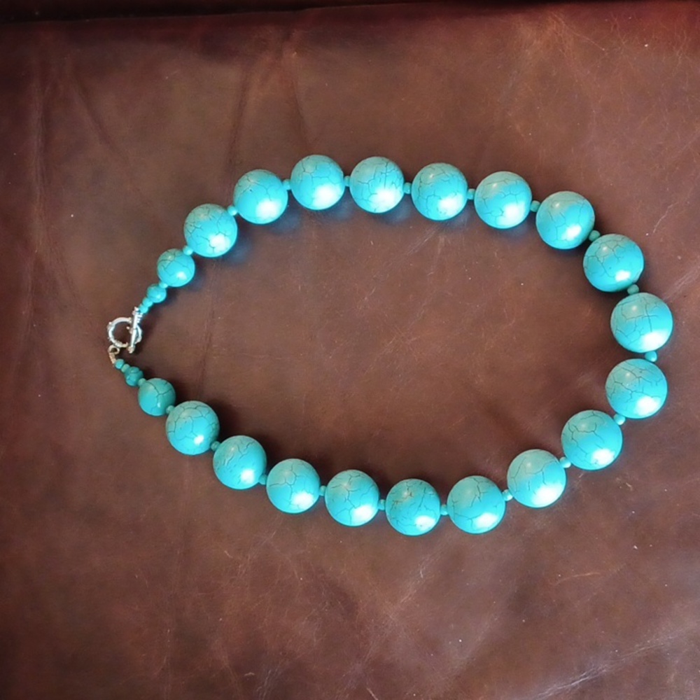 12/14–33  Chunky Howlite Large Bead Necklace